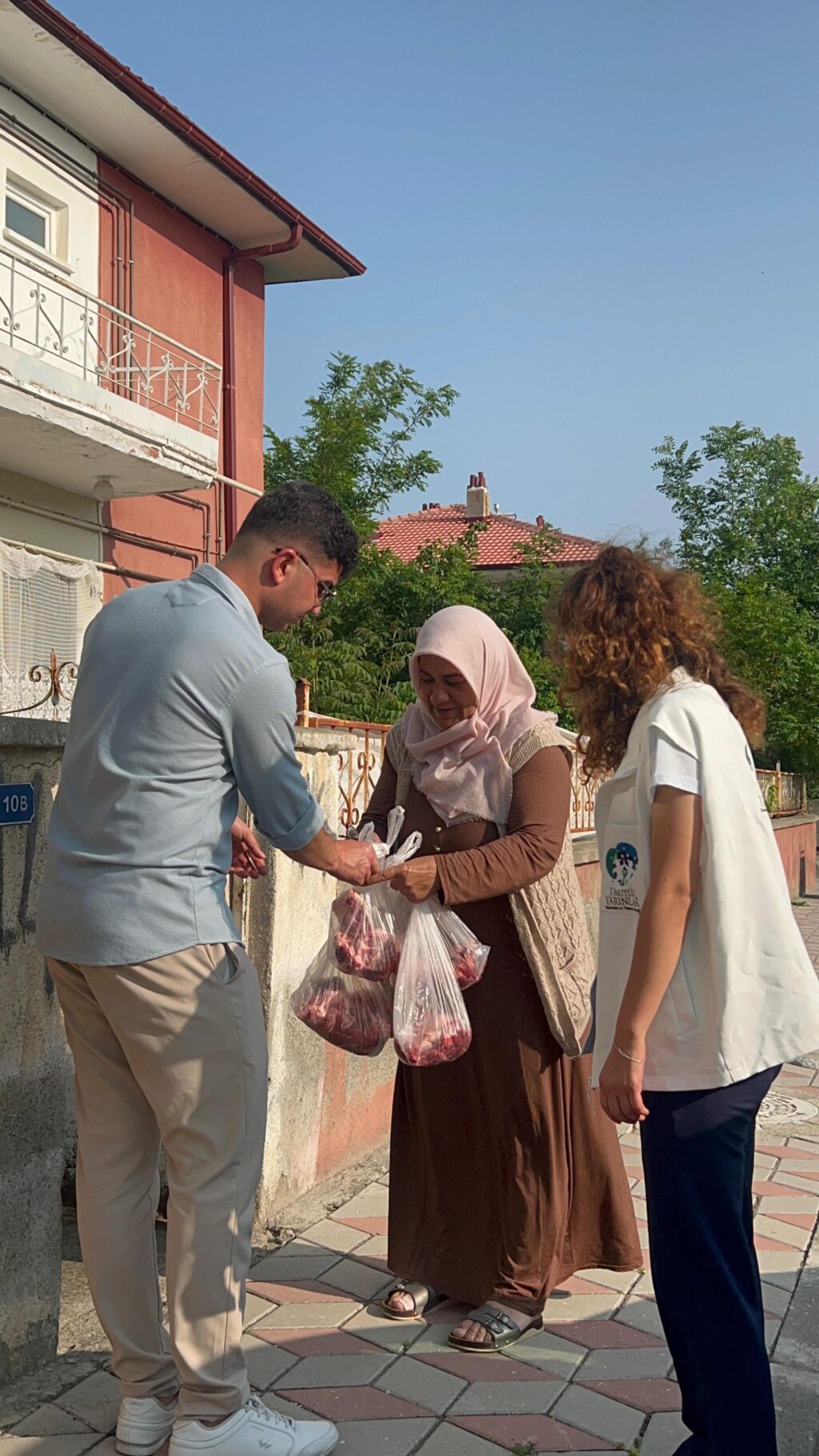 Instagram post from umutluyarinlardernegi. This post is in position 6.