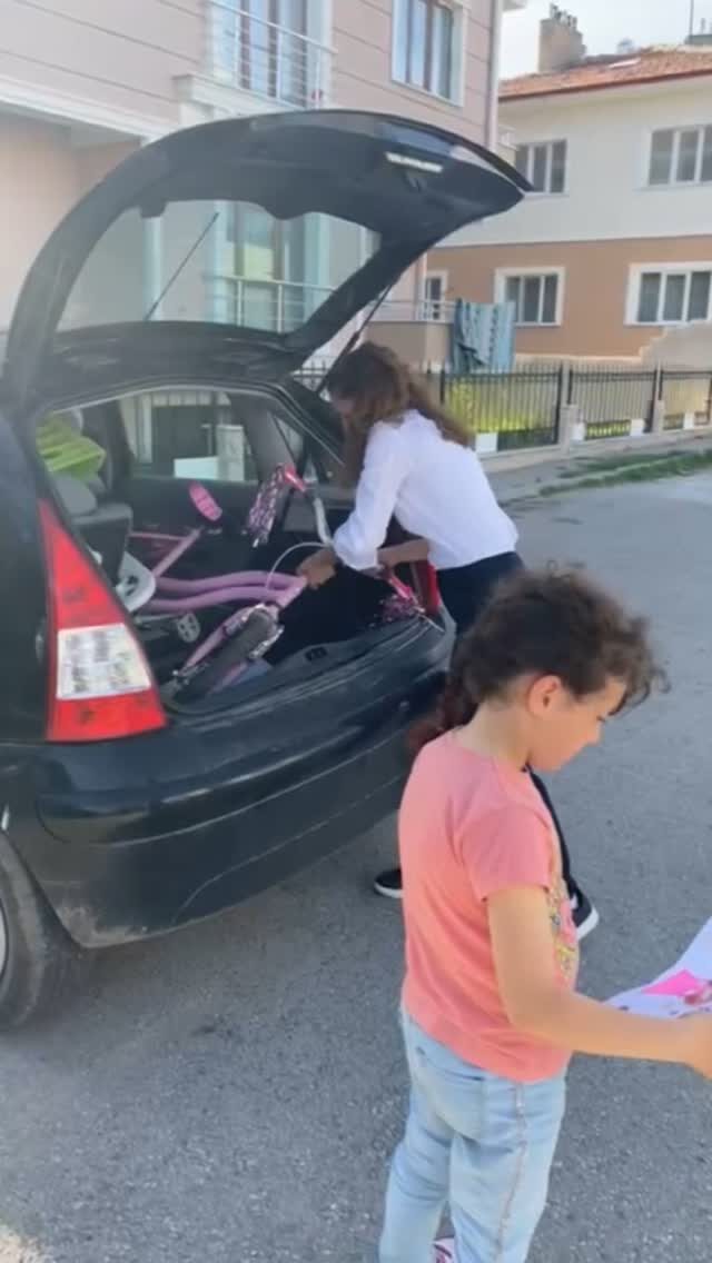 Instagram post from umutluyarinlardernegi. This post is in position 8.