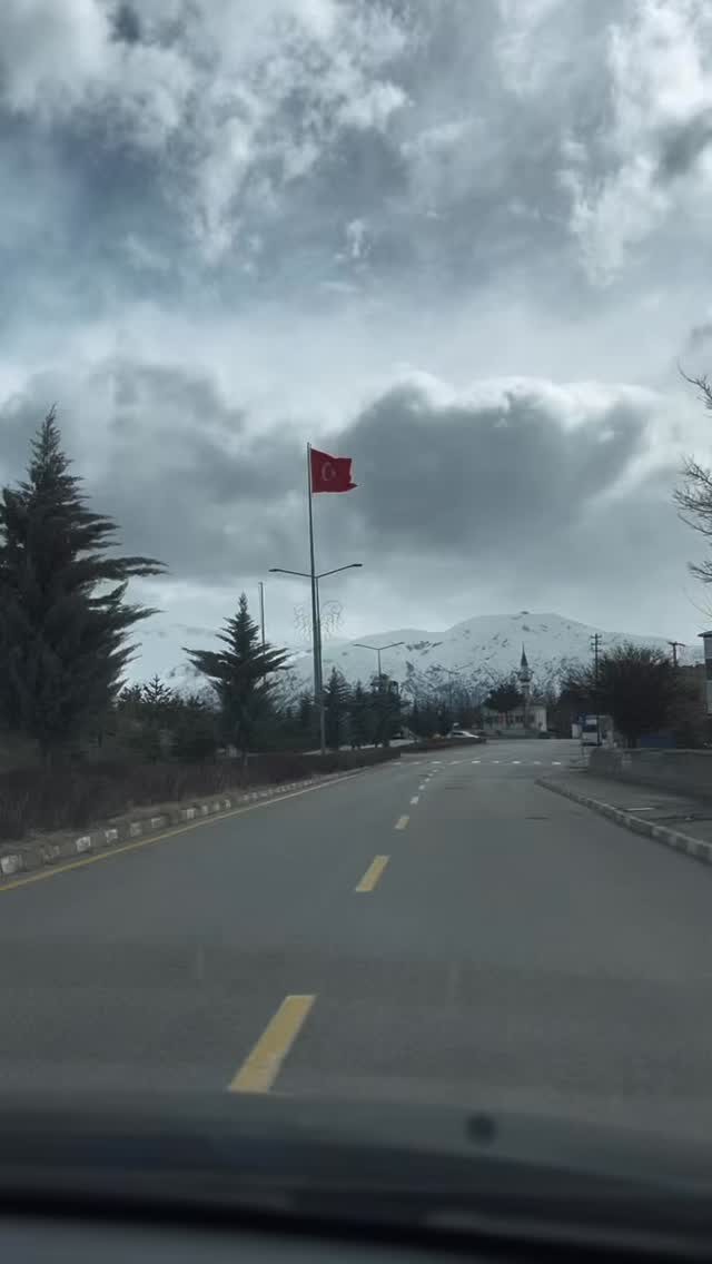 Instagram post from umutluyarinlardernegiyedek. This post is in position 10.